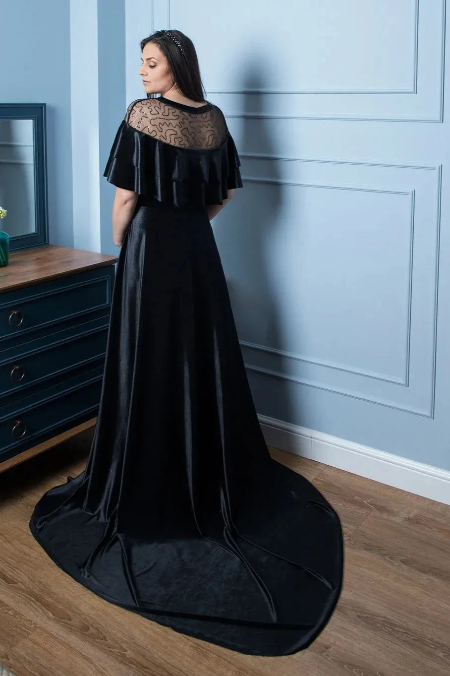 Vestido de noche único para madre de la novia, de encaje negro y terciopelo, corte en A, con cola dulce y volantes en los hombros al descubierto, para fiesta de graduación.